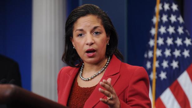 Susan Rice spricht vor einer US-Flagge.