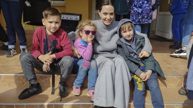 Angelina Jolie trifft Kinder in Lemberg + Russland verletzte schwedischen Luftraum