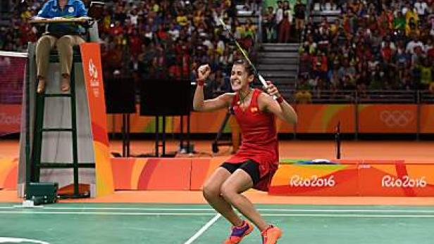 Eine Badmintonspielerin jubelt auf dem Spielfeld bei den Olympischen Spielen in Rio 2016.