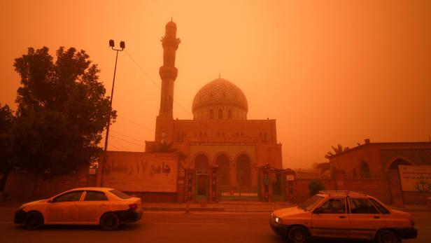 Moschee in Najaf in einer roten Staubwolke