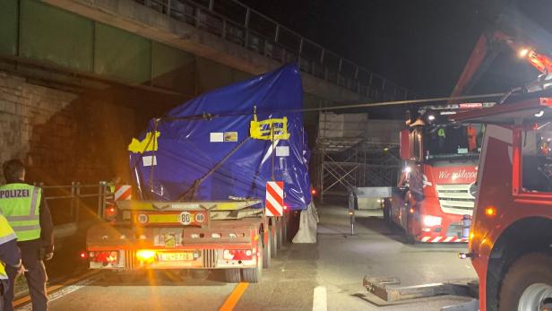 Lkw verkeilte sich in Baustelle bei Knoten Salzburg