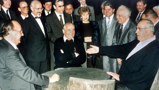 15. Juli 1990: Der damalige deutsche Kanzler Kohl mit Außenminister Genscher im Gästehaus von Gorbatschow
