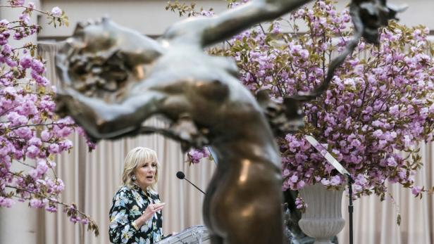 Jill Biden eröffnete Mode-Ausstellung im New Yorker Metropolitan Museum