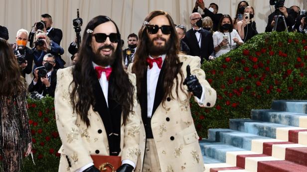 Jared Leto und ein Doppelgänger in passenden Gucci-Anzügen auf dem roten Teppich.