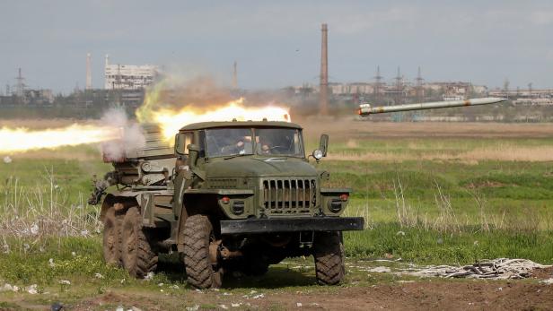 Pro-russische Rebellen feuern auf das Stahlwerk in Mariupol
