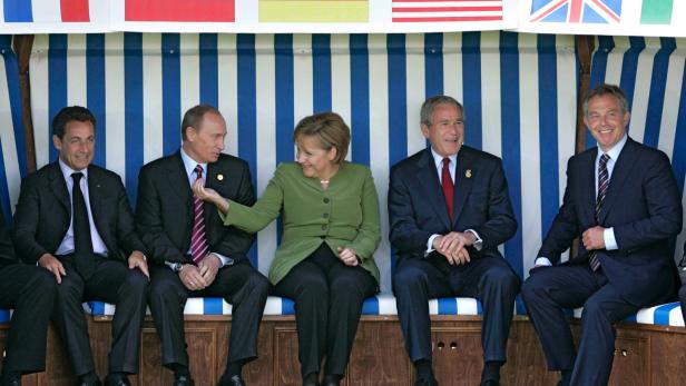 Im Kreise der Mächtigen: Sarkozy, Putin, Merkel, Bush, Blair (v.l.n.r.)