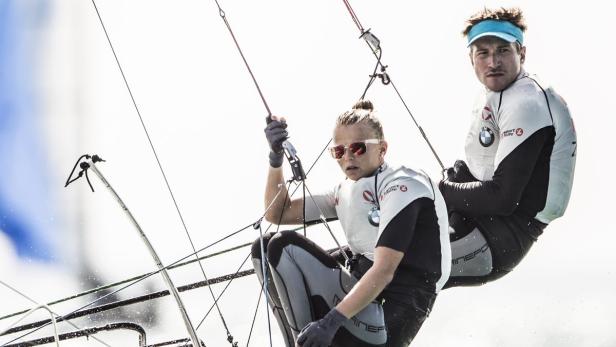 Zwei Segler auf einem Segelboot während einer Regatta.