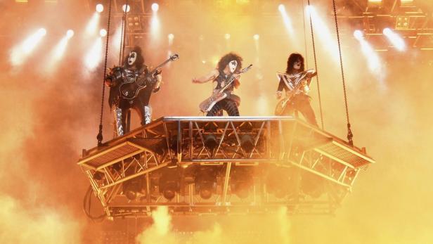 Gene Simmons, Paul Stanley and Tommy Thayer (L-R) of the rock band Kiss perform during their show in Buenos Aires, November 7, 2012. REUTERS/Marcos Brindicci (ARGENTINA - Tags: ENTERTAINMENT)