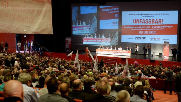 2000 Betriebsräte machen ihrem Ärger über die Haltung der Arbeitgeber bei der Metallerlohnrunde Luft