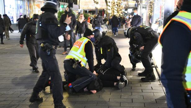 Polizei: 13 Einsatzkräfte bei Corona-Demo in Mannheim verletzt