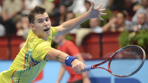 Ein Tennisspieler schlägt den Ball mit seinem Schläger.