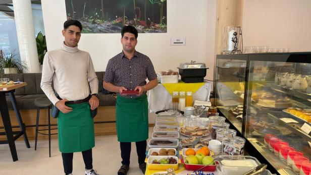 Reichhaltiges Frühstücksbuffet im Treffpunkt Wildnis: Moshen Najafy (r.) mit seinem Bruder und Mitarbeiter Ali