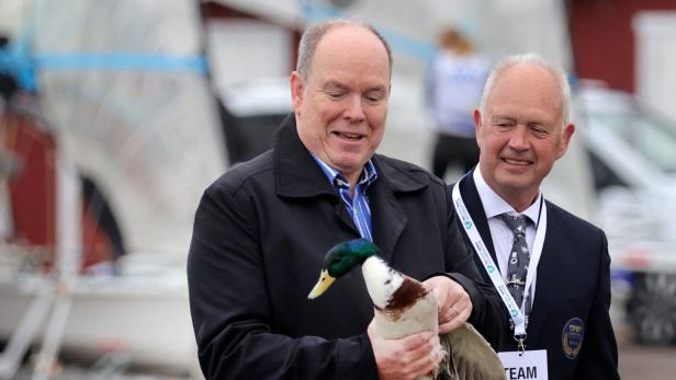Statt seiner Ehefrau hält Fürst Albert bei seinem Schwedenbesuch eine Ente im Arm