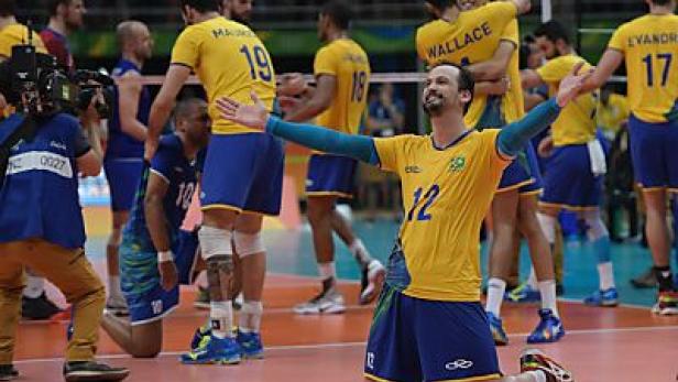 Ein brasilianischer Volleyballspieler jubelt auf dem Feld, umgeben von seinen Teamkollegen.