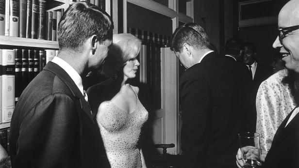 Marylin Monroe bei der Backstage-Party mit Robert (links) und John F. Kennedy