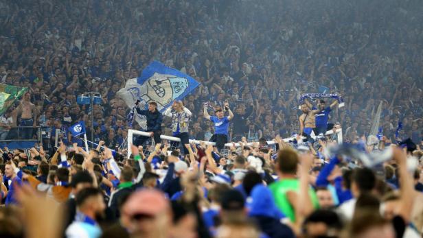 Feierabend im ausverkauften Haus: Schalke ist wieder erstklassig