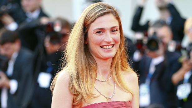 Die Schauspielerin Alba Rohrwacher lächelt auf dem roten Teppich in die Kameras.