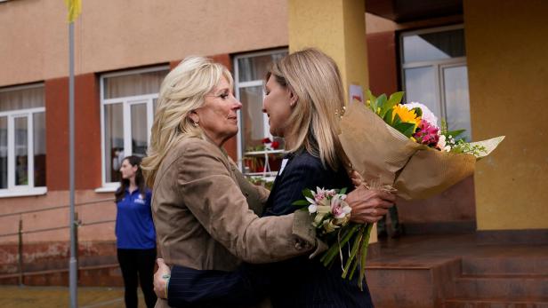 Jill Biden wurde von Olena Selenska, der Ehefrau Präsident Wolodimir Selenskijs, empfangen