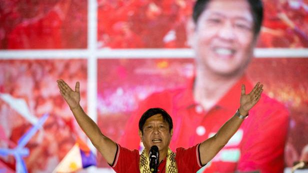 Der Sohn des Diktators auf dem Sprung zur Macht: Wahl auf Philippinen
