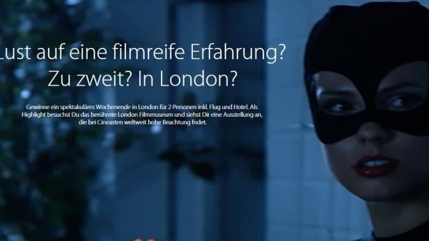Eine Frau mit rotem Lippenstift und einer schwarzen Maske im Stil von Catwoman.