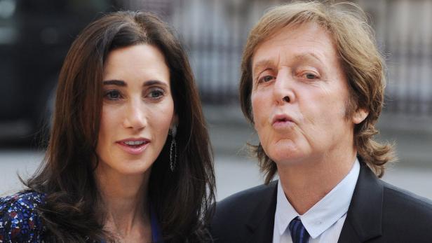 epa03232173 Sir Paul McCartney (R) with his wife Nancy Shevell arrive at the Royal Academy of Arts in London, Britain, 23 May 2012. Guests joined Queen Elizabeth II at the Academy during a Celebration of the Arts event to celebrate her Diamond Jubilee. EPA/ANDY RAIN