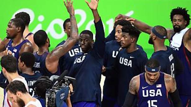Das US-amerikanische Basketballteam feiert bei einem Spiel.