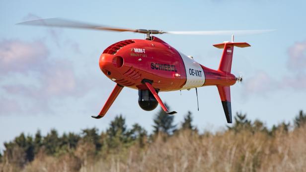 Drei Meter ist der Camcopter S-100 lang, fliegen kann er bis zu 240 km/h. Schiebel produziert den unbemannten Helikopter in Wiener Neustadt