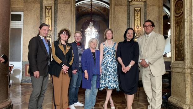 Wien-Dreh im Hotel Imperial (v.l.n.r): Alexander Dumreicher-Ivanceanu und Bady Minck von Amour Fou, Bettina Brokemper, Regisseurin Margarethe von Trotta, Vicky Krieps als Ingeborg Bachmann, Staatssekretärin Andrea Mayer und Ronald Zehrfeld als Max Frisch