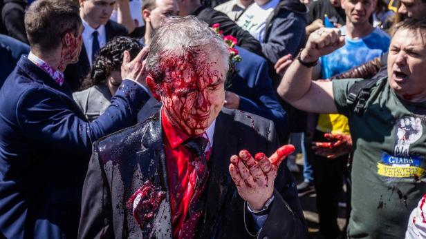 Polen: Demonstranten attackieren Russlands Botschafter mit Farbe