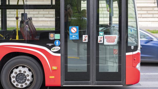 Fußgänger von Wiener Linienbus erfasst - Mann starb am Weg ins Spital