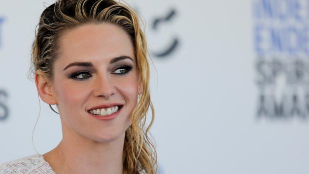 Kristen Stewart lächelt bei den Film Independent Spirit Awards.