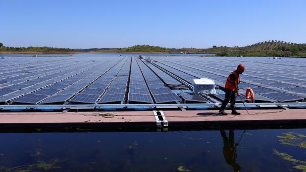 Europas größtes schwimmendes Solarkraftwerk in Betrieb genommen