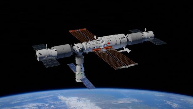 Renderbild zeigt die chinesische Tiangong-Raumstation vor der Erde - (von Shujianyang unter CC BY-SA 4.0).