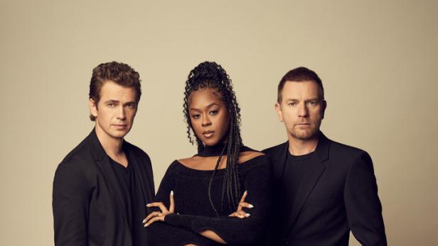Hayden Christensen, Moses Ingram und Ewan McGregor posieren für ein Gruppenfoto.