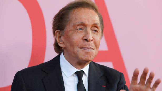 Wir sehen rot: Stardesigner Valentino feiert 90. Geburtstag