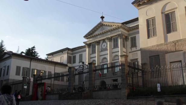 Die Fassade der Accademia Carrara in Bergamo, Italien.