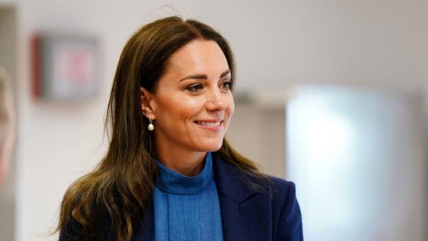 Catherine, Prinzessin von Wales, lächelt in einem blauen Blazer.