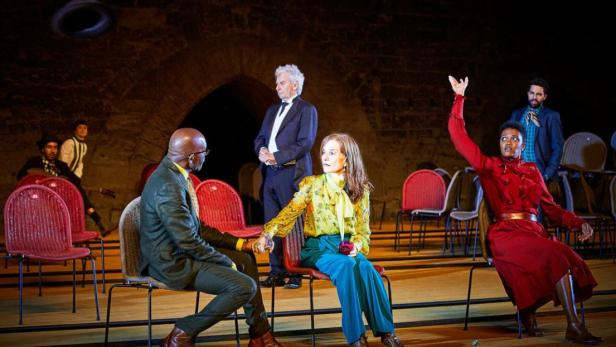 "Der Kirschgarten" mit Isabelle Huppert: Geister im Sesselturm