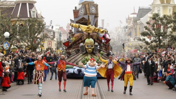Eine Parade mit Piraten-Thema zieht durch das Disneyland Resort.