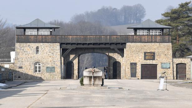 Unbekannte ritzten Hakenkreuz auf Gedenkmal in KZ-Gedenkstätte Mauthausen