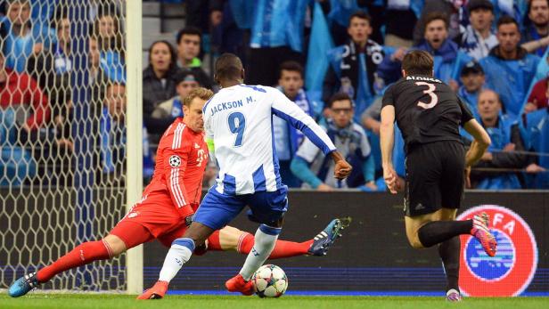 Jackson M. von Porto schießt aufs Tor, während Manuel Neuer von Bayern München abwehrt.