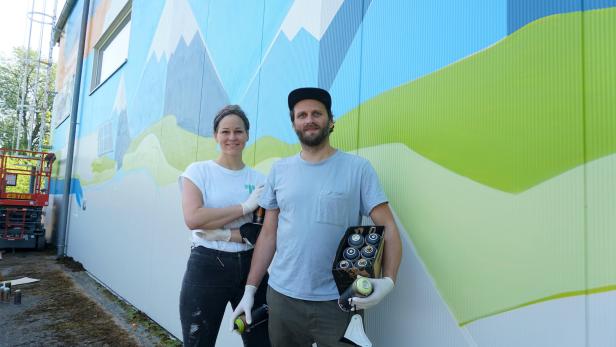 Sandra und Lukas Friedl arbeiten derzeit an einem Riesen-Graffito für die Amstettner Stadtwerke und werden ihr Wissen bei einem Workschop an den Nachwuchs weitergeben