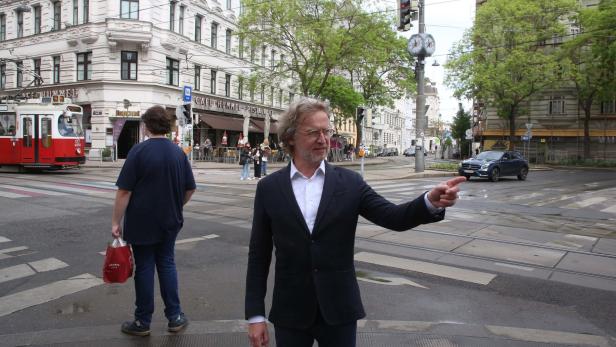 Bezirkschef Martin Fabisch (Grüne) gibt eine neue Richtung am Josef-Matthias-Hauer-Platz vor-