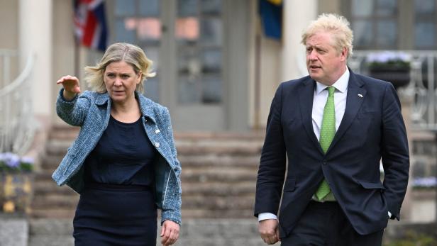 Schwedens Premierministerin Magdalena Andersson mit Boris Johnson