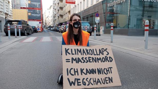 Klimaaktivistin klebte sich mehrfach an Fahrbahn in Wien fest: Festnahme