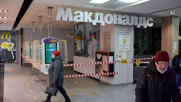Ein geschlossener McDonald&#039;s-Standort in einem russischen Einkaufszentrum.