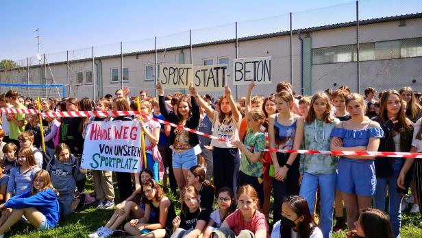 Mödling: Schüler und Eltern kämpfen um ihren Sportplatz