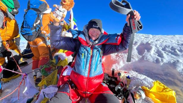 Sabrina Filzmoser auf Mount-Everest-Gipfel angekommen