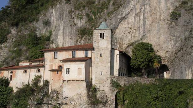 Die Kirche Santa Maria della Pietà thront an einem steilen Felsen über dem Lago d'Iseo.