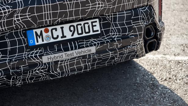 Welches Hybridauto zeigt hier seinen Doppelrohrauspuff?